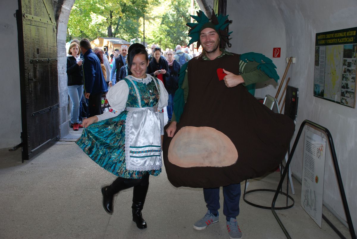 Gaštanový maskot víta návštevníkov na Modrom...