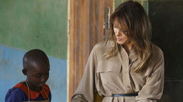 Prvá dáma USA Melania Trump počas návštevy školy v meste Lilongwe v Malawi.