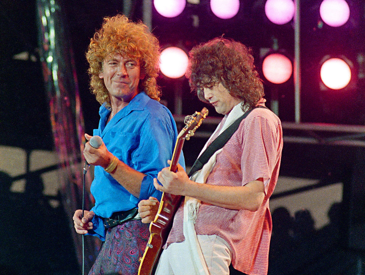 V roku 1985 vystúpili Robert Plant (zľava) a...