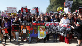 Stovky ľudí zadržali na proteste proti Kavanaughovi