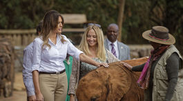 V Nairobi navštívila Melania Trump útulok pre slonia mláďatá a zúčastnila sa aj na ich kŕmení. 