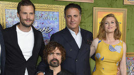 Zľava: Herec Jamie Dornan, Peter Dinklage, Andy Garcia a Mireille Enos na filmovej premiére My Dinner with Herve.