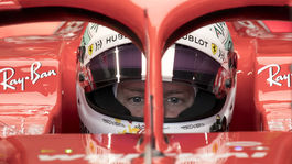 Vettelovi nemusí stačiť ani päť triumfov. V kvalifikácii utŕžil hanbu