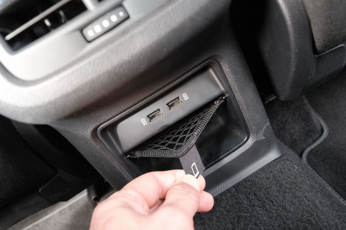 Vzadu sa nachádza praktické miesto pre mobilný...
