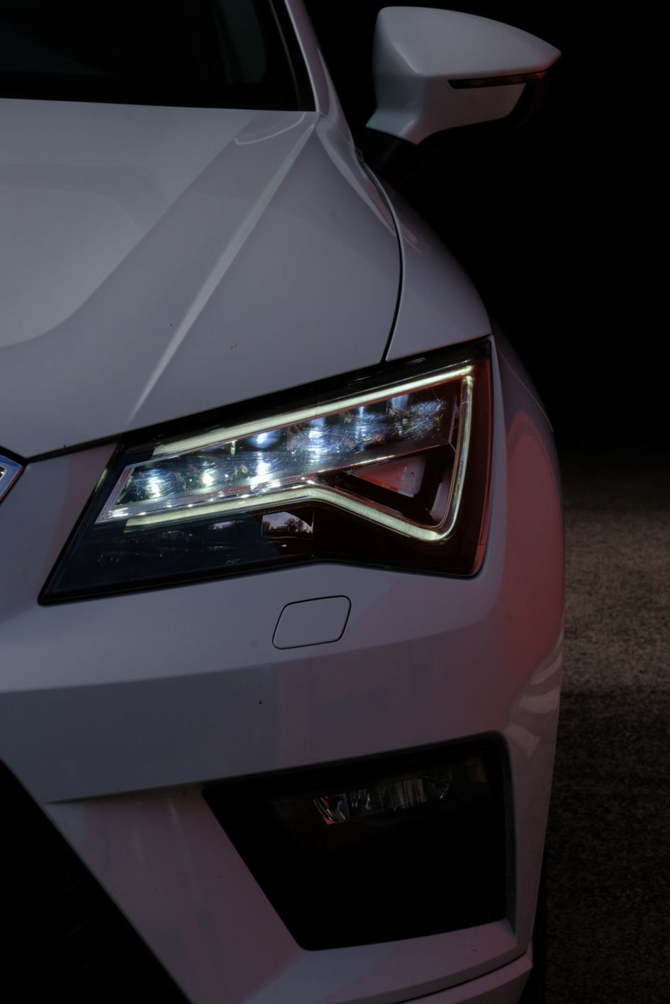 Seat Ateca FR svieti full LED svetlami.