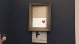 Banksyho vydražili za milión. Dielo sa potom samo skartovalo