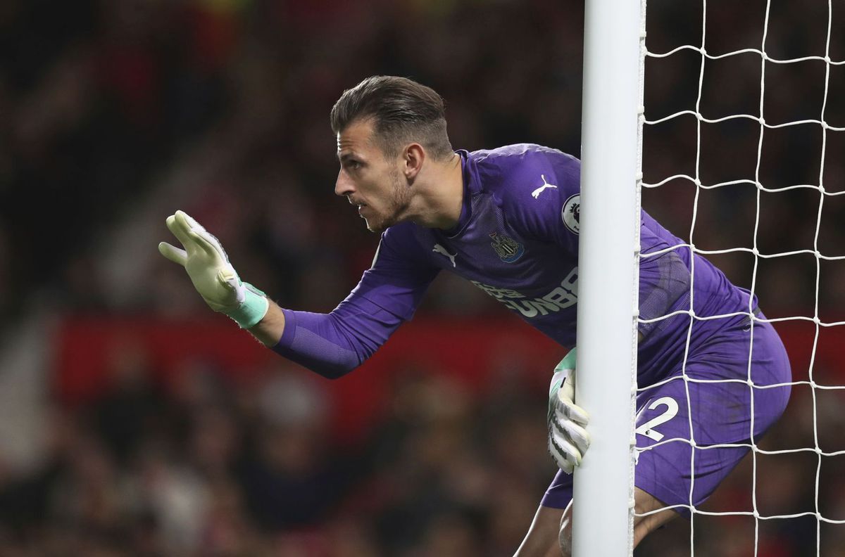 Martin Dúbravka diriguje obranu Newcastlu v...