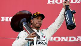 Hamilton triumfoval aj v Suzuke. Obhajobu titulu má na dosah