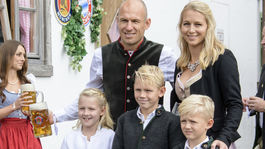 Arjen Robben, hráč FC Bayern Mníchov s manželkou Bernadien Eillert a ich troma deťmi - Lynn, Luka a Kai.