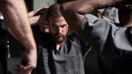 Kedysi hrdina, dnes iba tieň. Arrow strieľa už naslepo