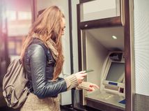 dievča, bankomat, peniaze, účet, kreditná karta, banka
