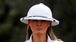 Prvá dáma USA Melania Trump v tropickej helme, ktorá vyvolala kritiku. 