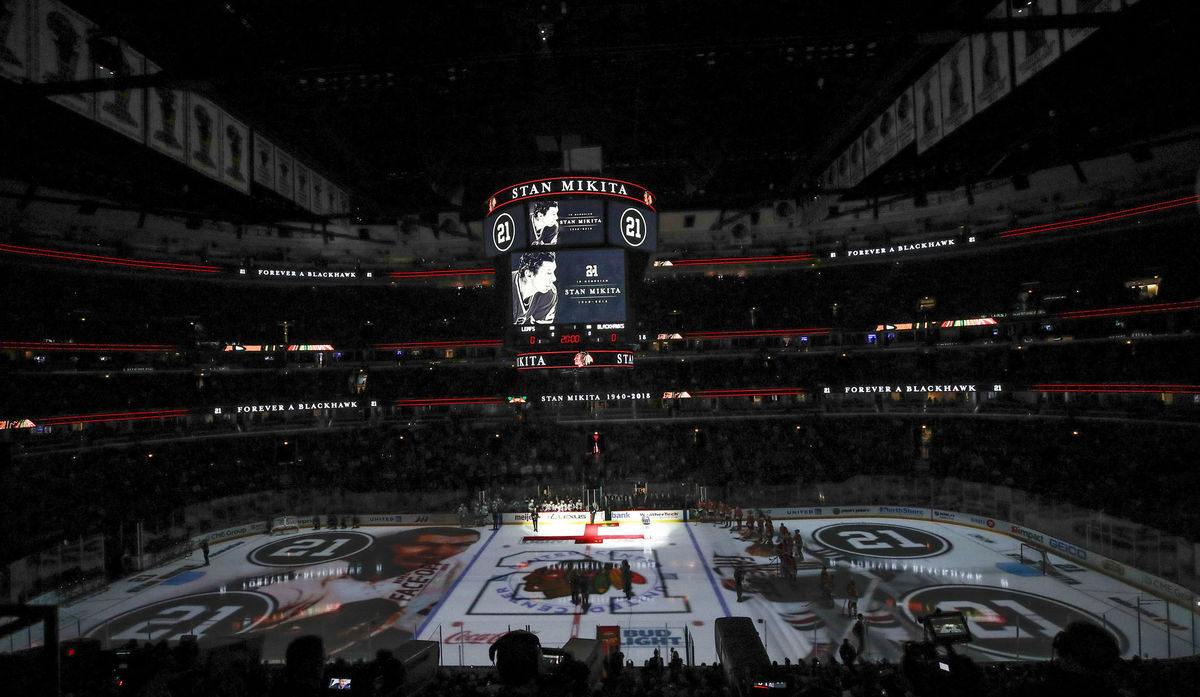 Spomienka na Stana Mikitu pred zápasom Chicaga...