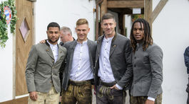 Zľava: Futbalisti Serge Gnabry, Joshua Kimmich, Robert Lewandowski a Renato Sanches, hráči FC Bayern Mníchov.