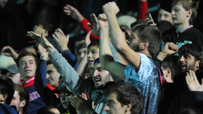 Nadšenie na tribúnach. Chabiba Nurmagomedova...