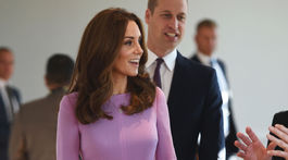 Krásna Kate opäť zrecyklovala šaty! Žiari vo farbe lila a predvádza figúru