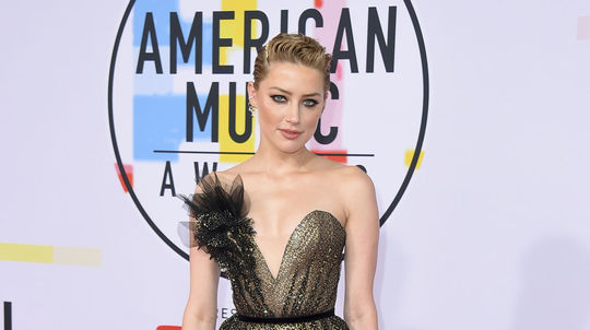 Herečka Amber Heard v kreácii Ralph & Russo...