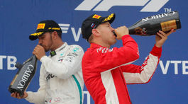 Hamilton bráni chybujúceho rivala Vettela: Zaslúži si viac rešpektu