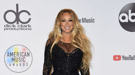 Speváčka Mariah Carey pózuje v miestnosti pre novinárov. 