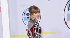 speváčka Taylor Swift sa blyšťala v kreácii od Balmain. 