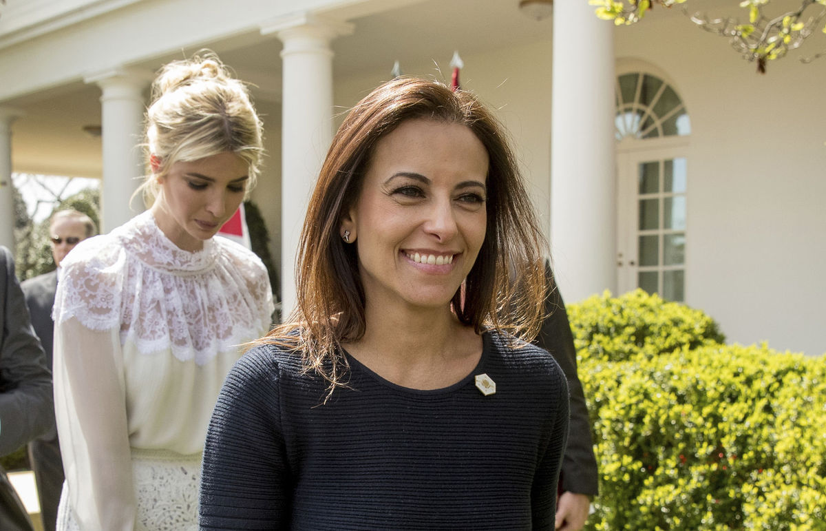 Dina Powellová, v pozadí Ivanka Trumpová.