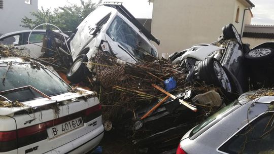 Zdemolované autá po záplavách na ostrove Malorka.