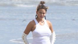 Tehotenských kíl sa ešte nezbavila! Chrissy Teigen pózuje na pláži aj s nimi