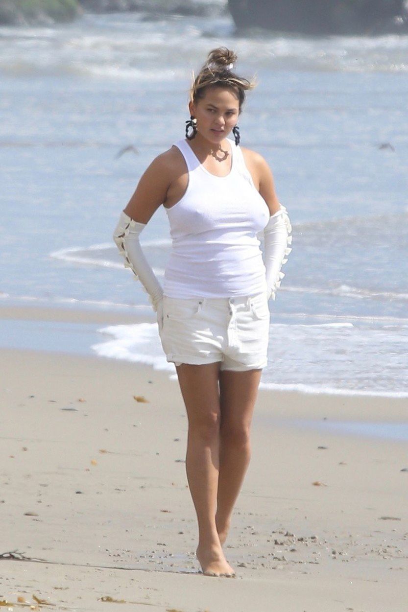 Chrissy Teigen pózuje na pláži v Malibu.