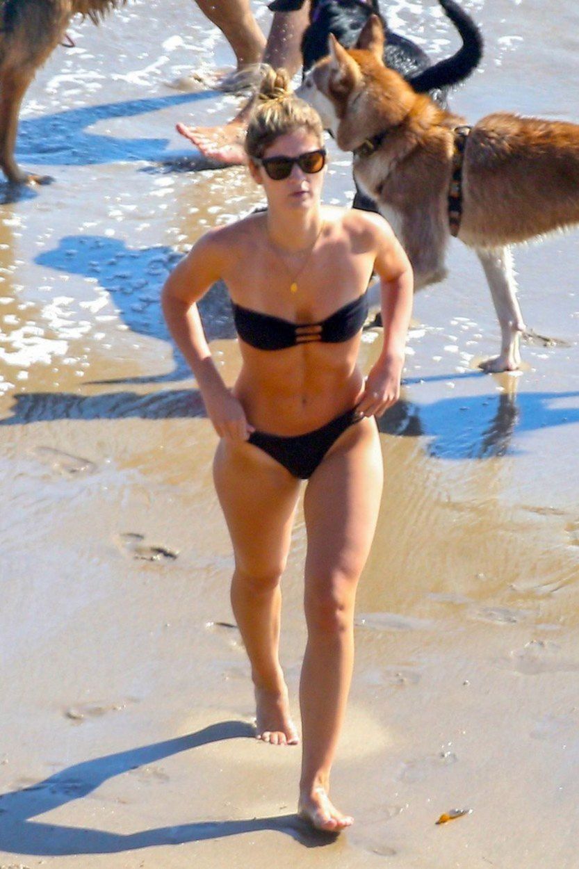 Modelka Shauna Sexton na pláži v spoločnosti...