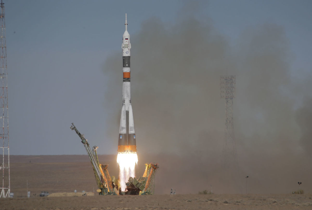 Štart rakety Sojuz MS-10 z kozmodrómu Bajkonur...