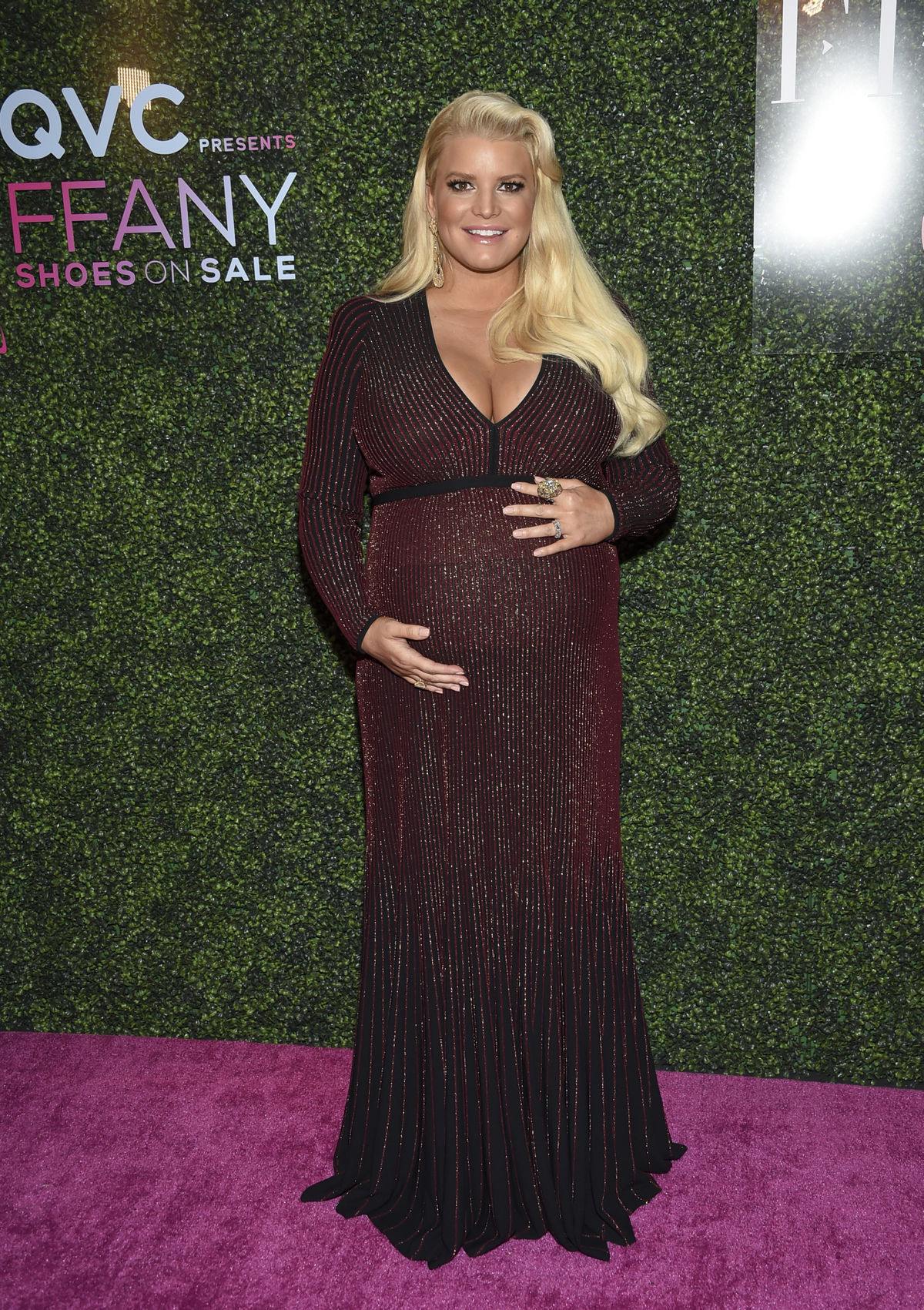 Tehotná speváčka a dizajnérka Jessica Simpson...