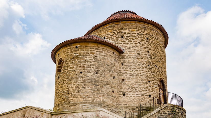 Národná kultúrna pamiatka - románska rotunda...
