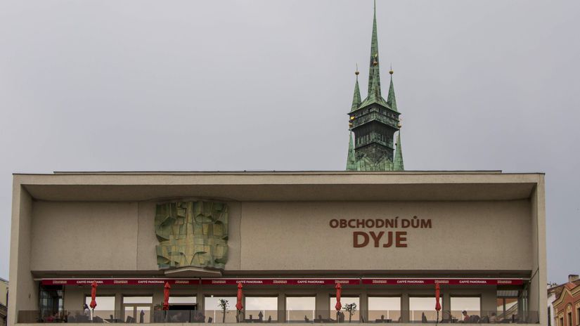 Kontroverzný Obchodní dum Dyje aj s plastikou,...
