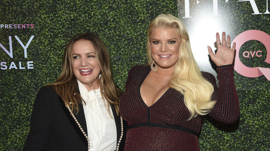 Speváčka a dizajnérka Jessica Simpson (vpravo)...