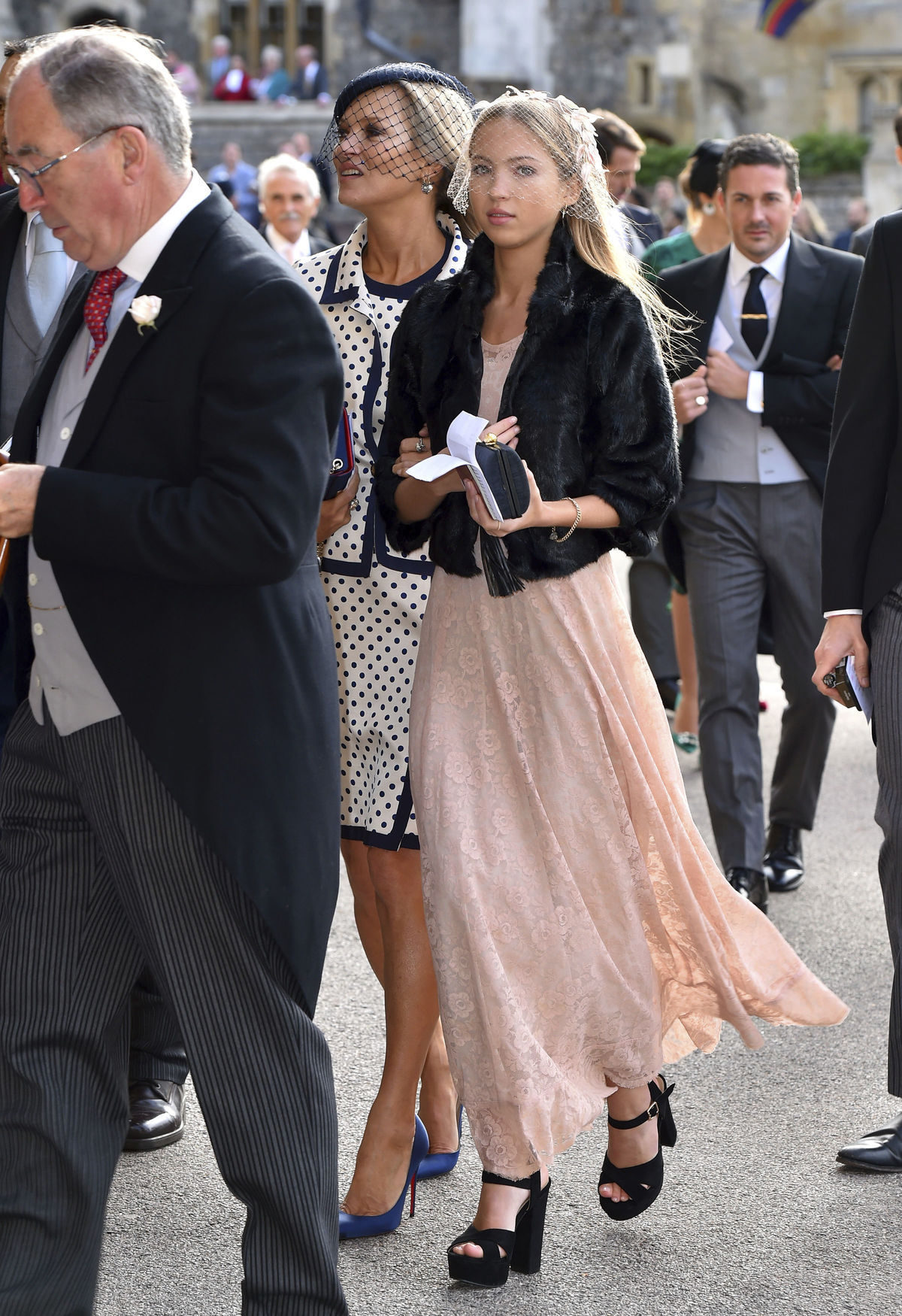 Topmodelka Kate Moss (v pozadí vľavo) a jej...