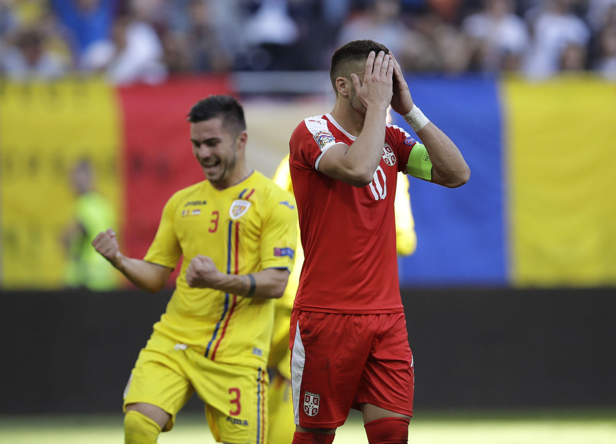 Srbský kapitán Dušan Tadič po zahodenej penalte...