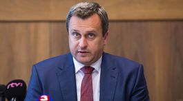 Boj o palác alebo útek pred médiami?