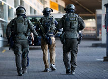 kolín, nemecko, polícia, kukláči, zásah