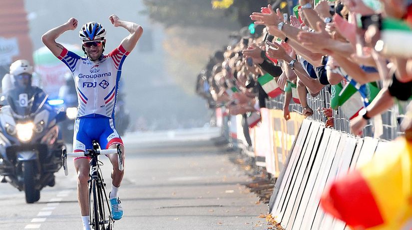 Francúzsky cyklista Thibaut Pinot oslavuje...