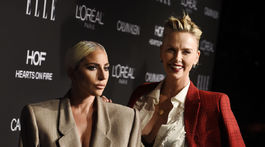 Herečka a speváčka Lady Gaga (vľavo) a herečka Charlize Theron pózovali spoločne. 