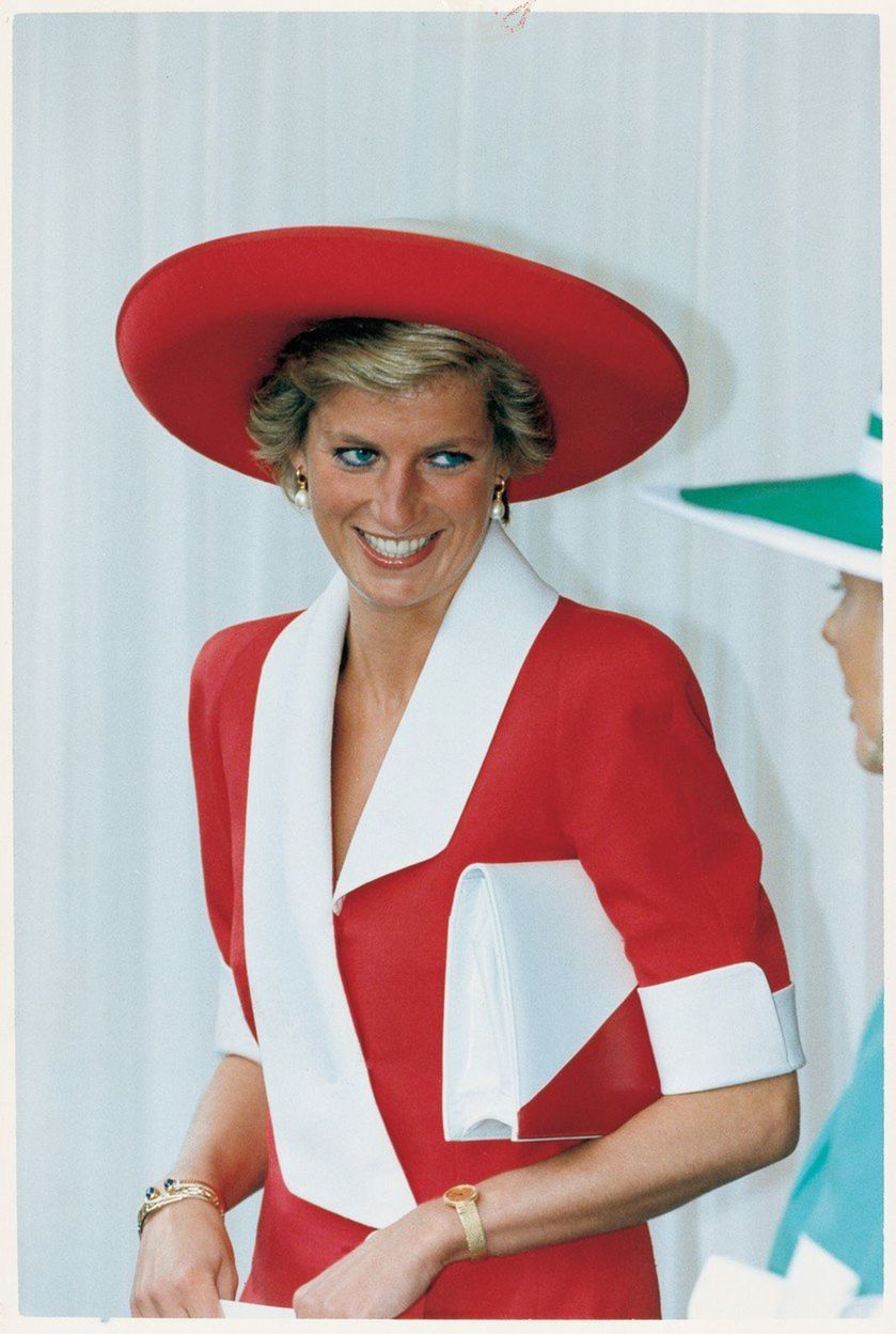 Princezná Diana na zábere z roku 1990. Jej ruku...