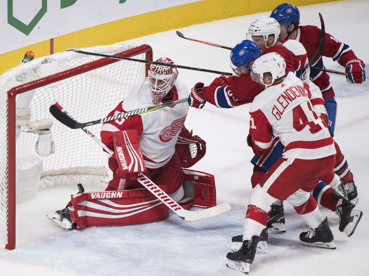 Tomáš Tatar z Montrealu usmerňuje puk za chrbát...