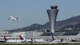 Dym v kabíne prinútil k návratu pilota lietadla s prvou dámou USA