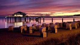 Pruhované koše sú na nemeckých plážach neodmysliteľné. Jeden má aj Merkelová