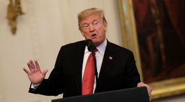 Trump sa vyhráža, že pre migráciu uzavrie hranicu s Mexikom