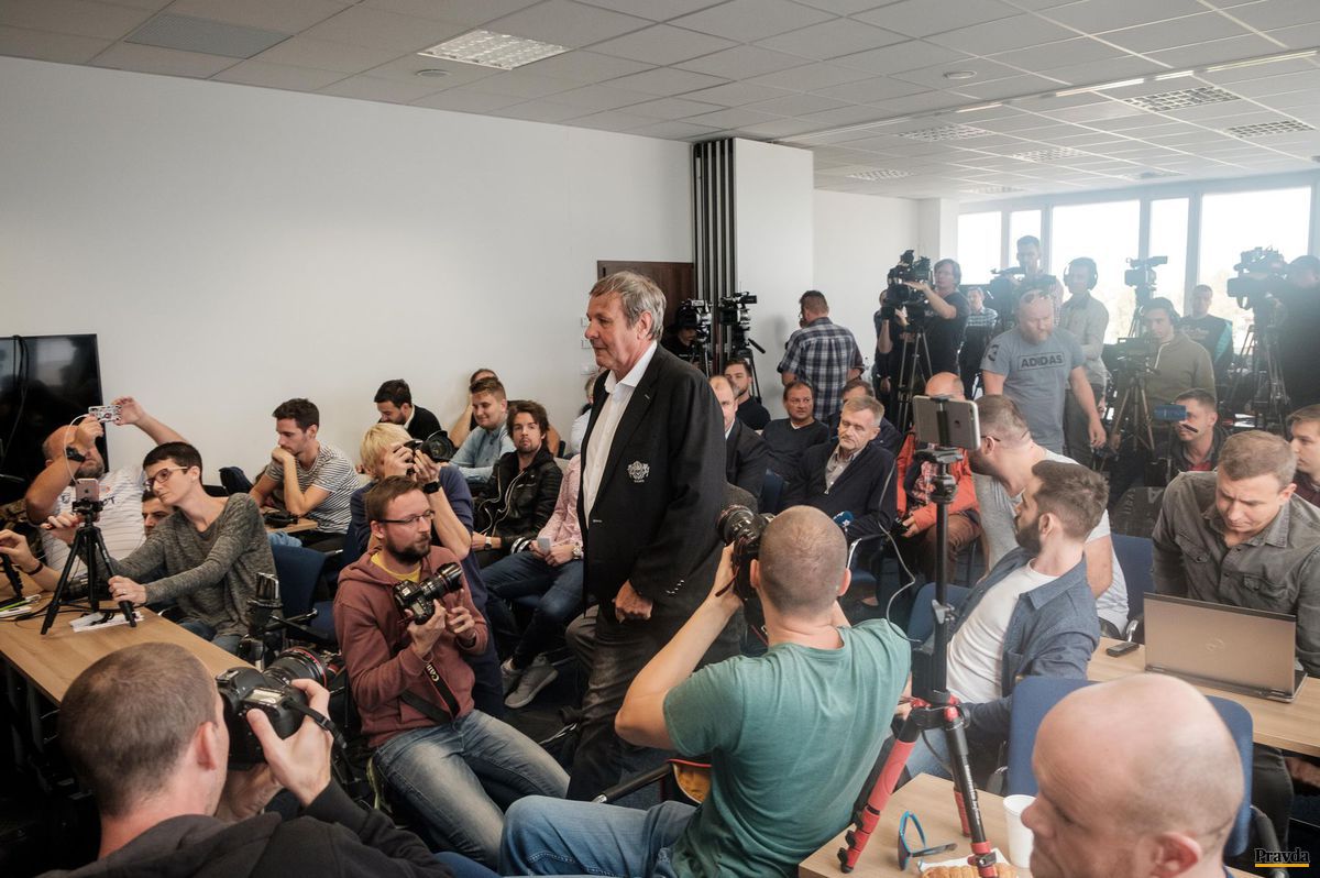 Ján Kozák prichádza na tlačovú konferenciu.