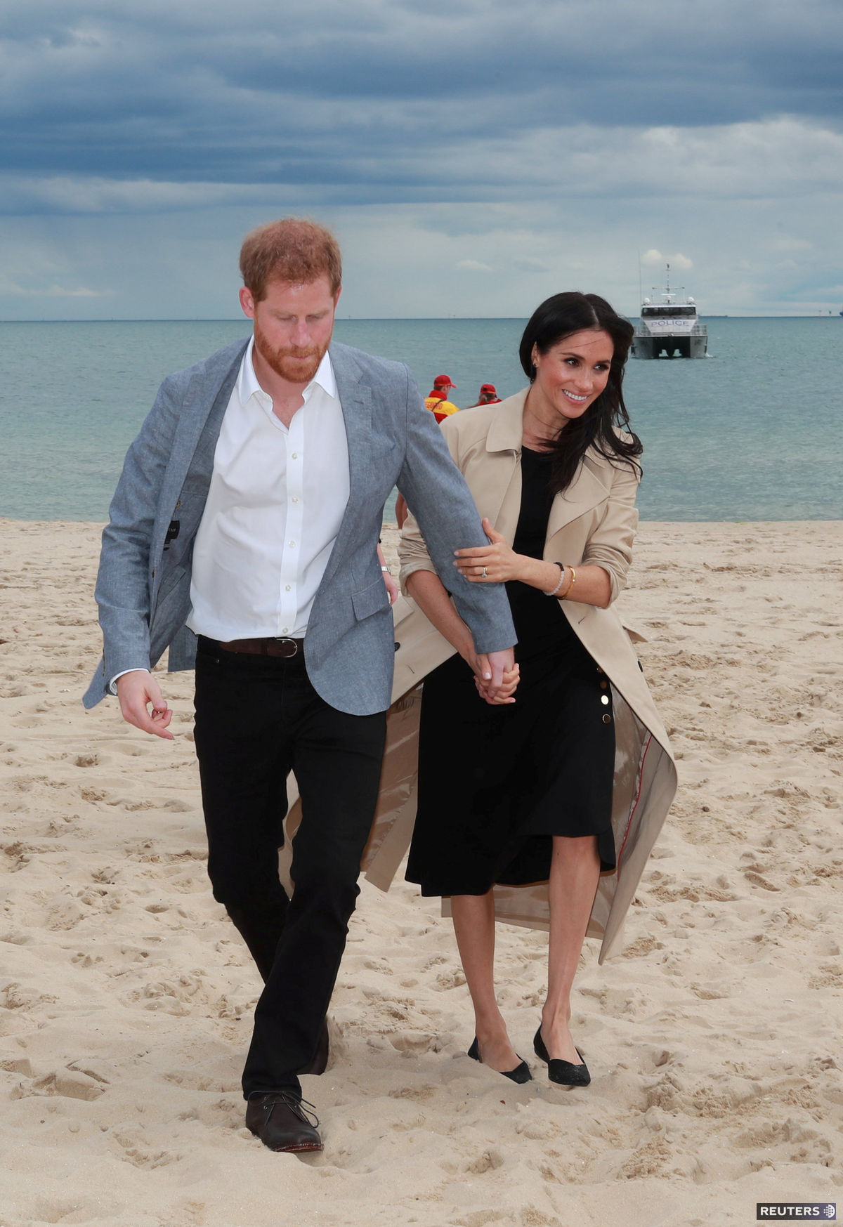 Princ Harry a vojvodkyňa Meghan na pláži v...