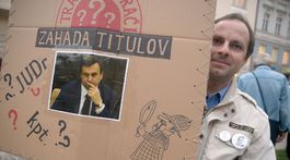 Účastník protestu Danko ukáž prácu! v parku...