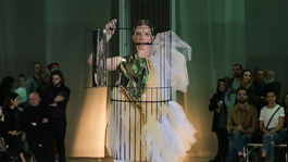 Šaty zo zlata, klietka na hlave aj od(b)raz doby: Hanečka ponúkol psychiatriu