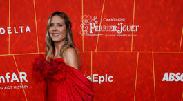 Modelka Heidi Klum prišla na akciu amfAR Gala Los Angeles v šatách od Zaca Posena. 